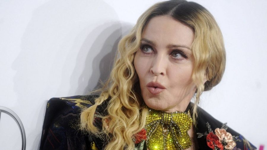 Madonna sieht erstaunt zur Seite