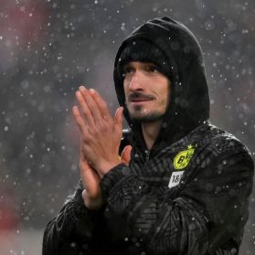 Mats Hummels klatscht nach einem Fußballspiel