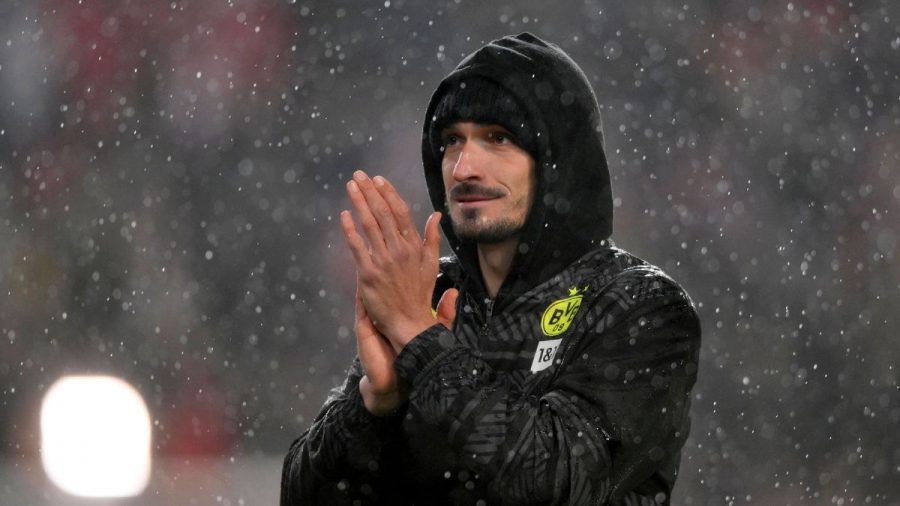 Mats Hummels klatscht nach einem Fußballspiel