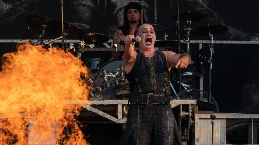 Till Lindemann als Rammstein-Frontman hält das Mikro dem Publikum hin