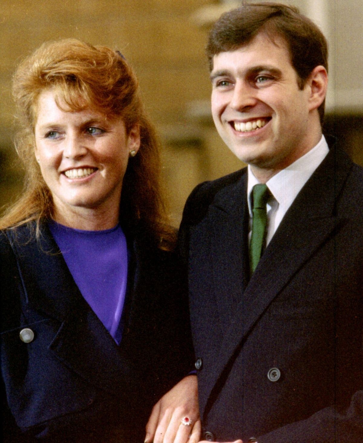 Sarah Ferguson im blauen Kostüm und Prinz Andrew im dunklen Anzug Mitte der 1980er" class="size-full wp-image-1387491