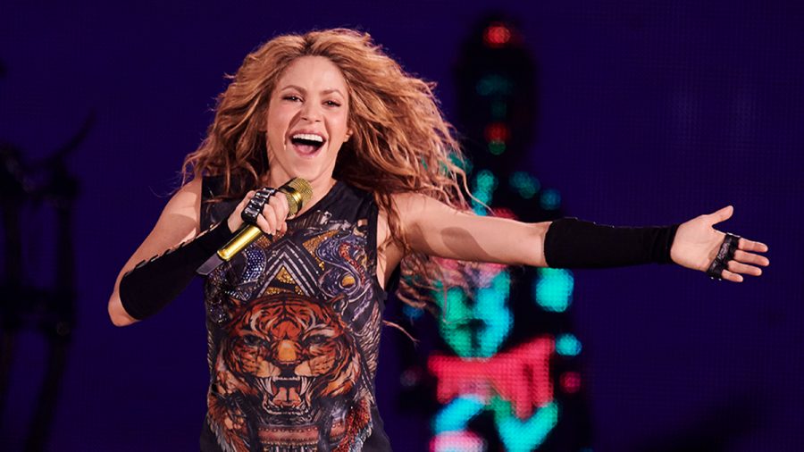 Shakira performt auf der Bühne