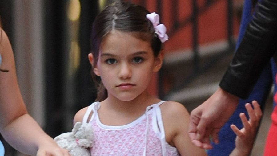 Suri Cruise als kleines Mädchen mit Blume im Haar