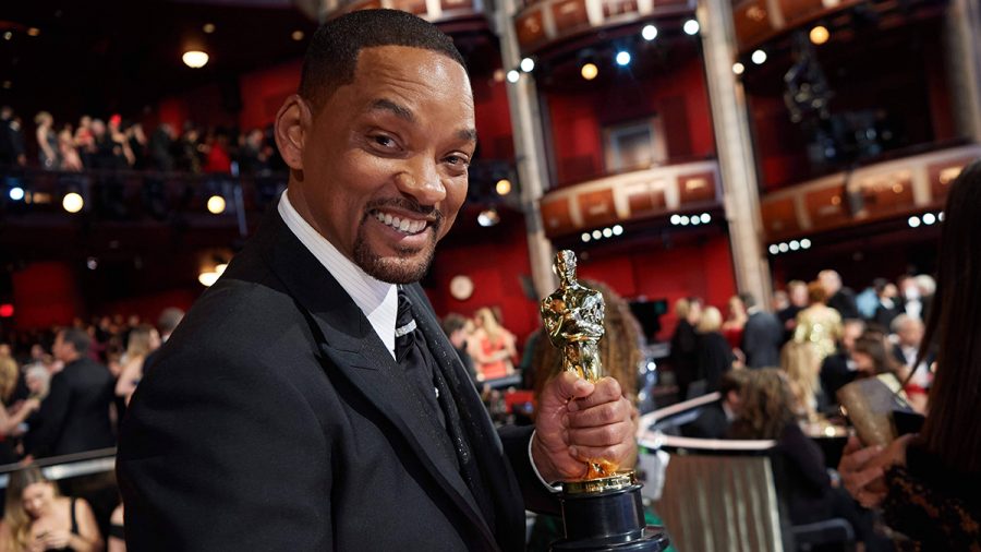 Will Smith grinst bei den Oscars in die Kamera