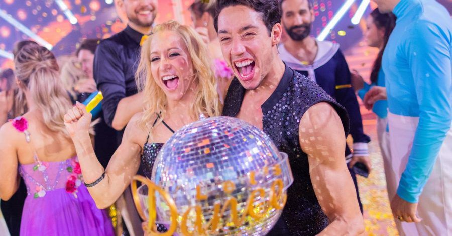 Zirkusartist Rene Casselly und seine Tanzpartnerin Kathrin Menzinge jubeln mit ihrem Pokal.