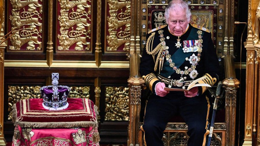 Prinz Charles und die Krone der Queen bei der Parlamentseröffnung. (hub/spot)