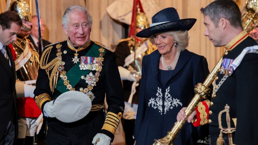 Parlamentseröffnung in London: Prinz Charles in Uniform, Herzogin Camilla im Designermantel. (hub/spot)