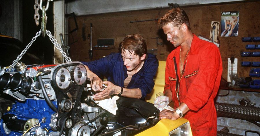 Til Schweiger (r) und Stefan Gabelhoff tunen einen Manta in einer Szene aus der Komödie «Manta, Manta» aus dem Jahr 1991.