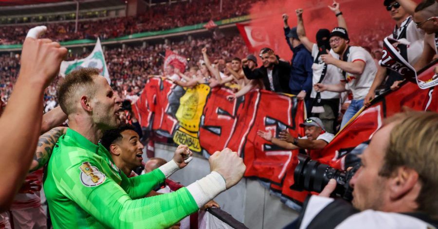 Leipzigs Torhüter Péter Gulásci jubelt nach dem gewonnen Spiel vor den Fans.