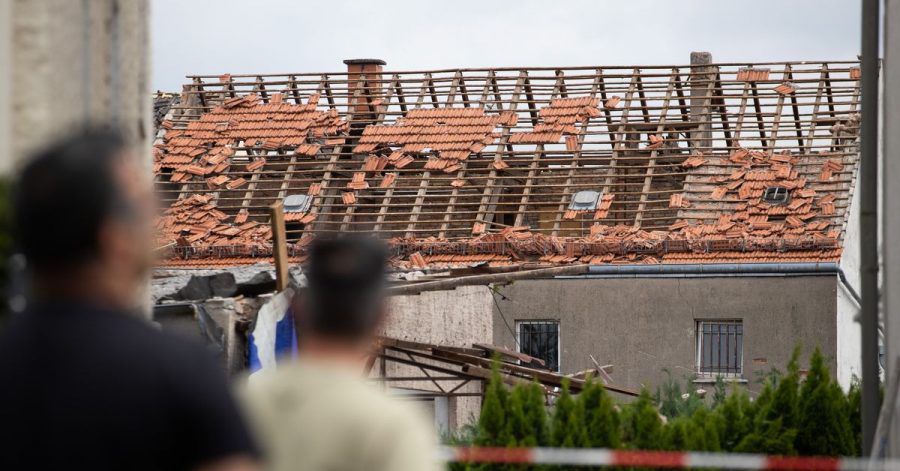 Blick auf ein vom Tornado fast vollständig abgeräumtes Dach eines Hauses in Paderborn.