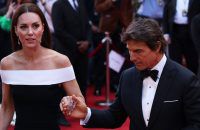 Tom Cruise hilft Herzogin Kate auf dem roten Teppich die Treppen hoch. (jes/spot)