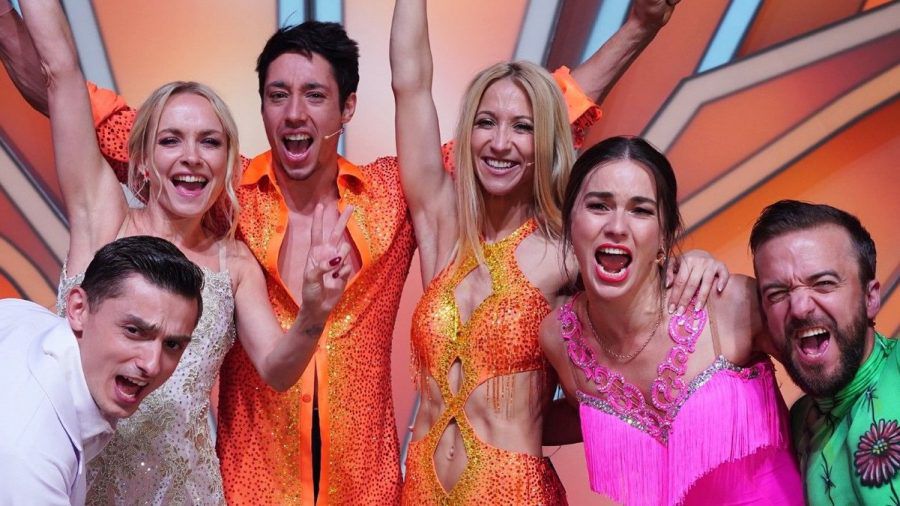 Zsolt Sándor Cseke, Janin Ullmann, René Casselly, Kathrin Menzinger, Renata Lusin und Mathias Mester (v. li.) stehen im diesjährigen "Let's Dance"-Finale. (aha/spot)