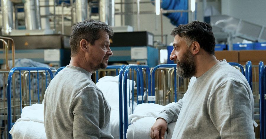 Schukri (Kida Khodr Ramadan, r) will Kessel (Fritz Karl, l) bezahlen, damit er ihm den Mörder seiner Tochter bringt.