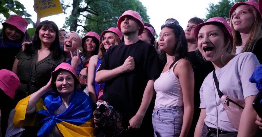 Die Band Kalush Orchestra aus der Ukraine trifft sich mit ukrainischen Fans in Turin.