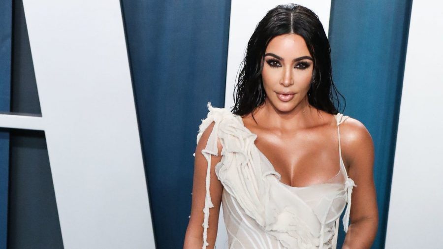 Kim Kardashian muss sich auf Instagram mit kritischen Kommentaren auseinandersetzen. (eee/spot)