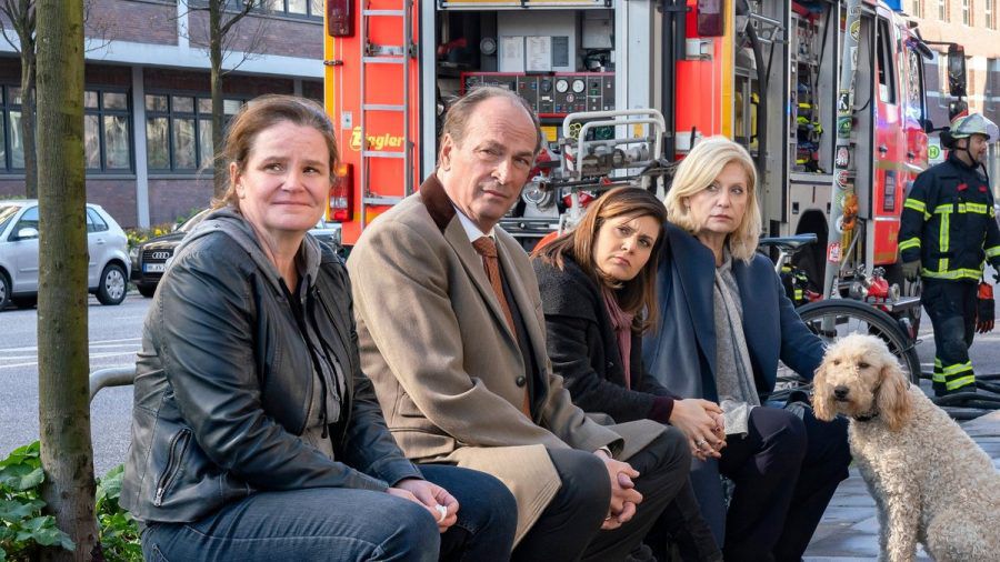"Die Kanzlei: Feuer und Flamme": Gudrun (Katrin Pollitt), Markus Gellert (Herbert Knaup), Yasmin (Sophie Dal) und Isa von Brede (Sabine Postel) sitzen nach einem Brand auf der Straße. (cg/spot)