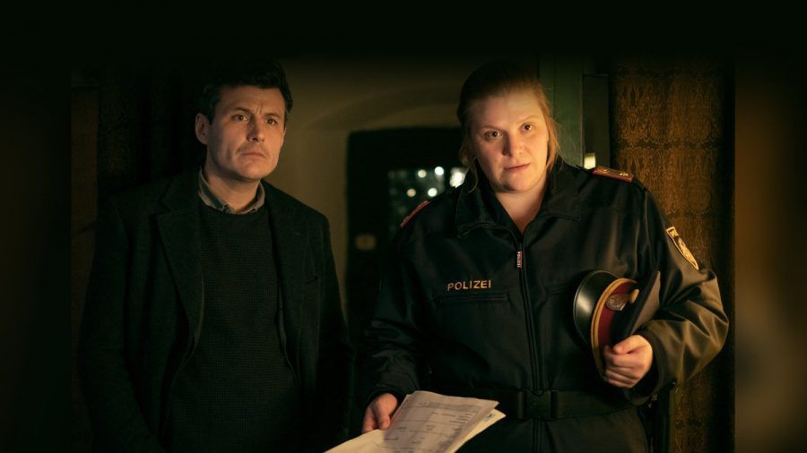 "Landkrimi: Flammenmädchen": Martin Merana (Manuel Rubey) und Franziska Heilmayr (Stefanie Reinsperger) erwarten eine Erklärung. (cg/spot)