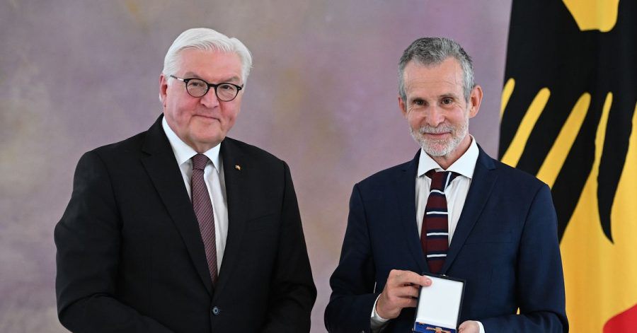 Bundespräsident Frank-Walter Steinmeier (l) neben dem Preisträger Ulrich Matthes.