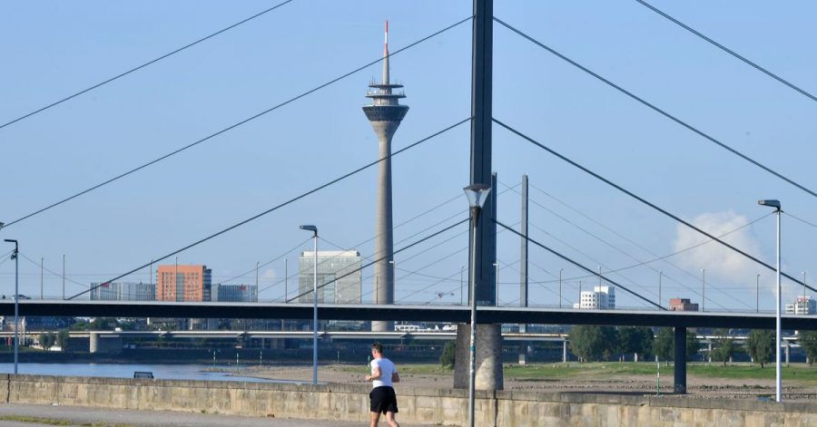 Blauer Himmel über Düsseldorf.