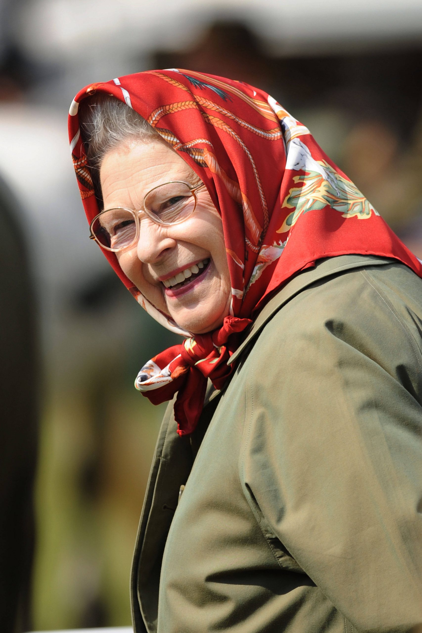Queen Elizabeth mit kunterbuntem Kopftuch