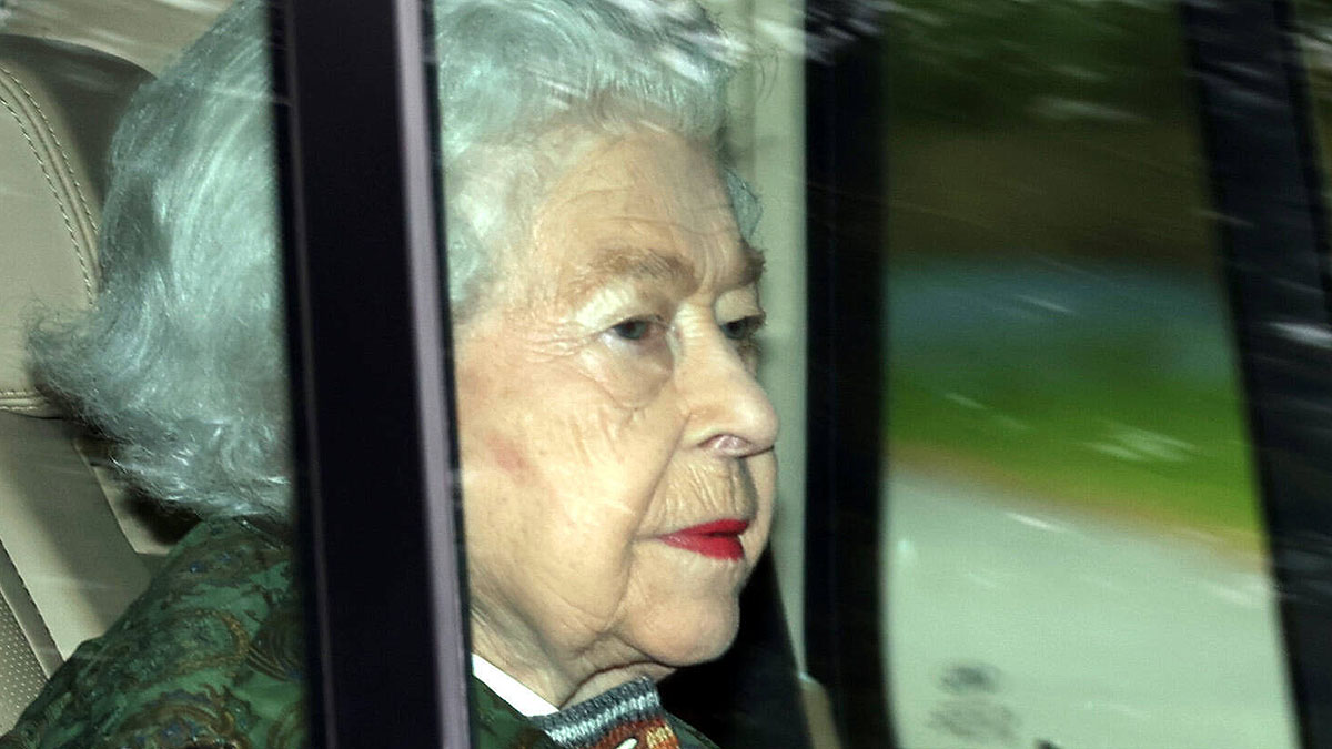 Queen Elizabeth die II mit ernstem Gesicht