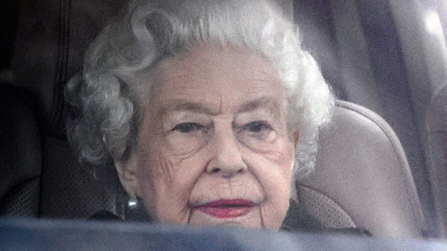 Queen Elizabeth in einem seltene Moment der Ernsthaftigkeit