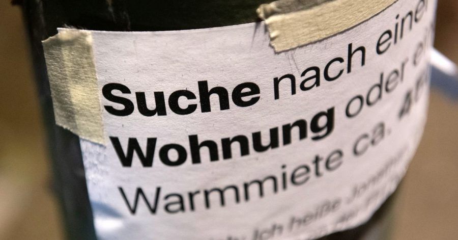 «Suche Wohnung» steht auf dem Zettel an einer Laterne.