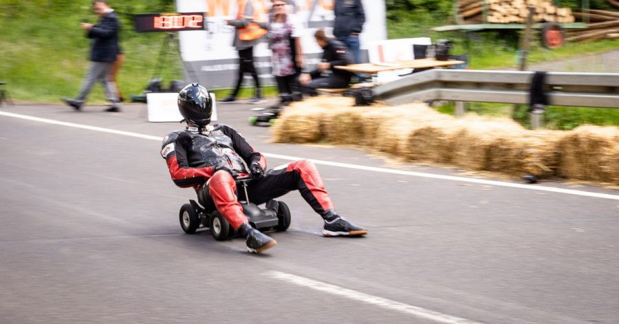 Der Hesse Marcel Paul rast mit seinem modifizierten Bobby Car den Hang hinunter und bremst mit qualmenden Schuhen.