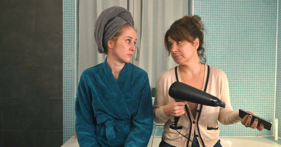 Linda (Marlene Morreis) und Carmen (Anita Vulesica, r) im Gespräch.