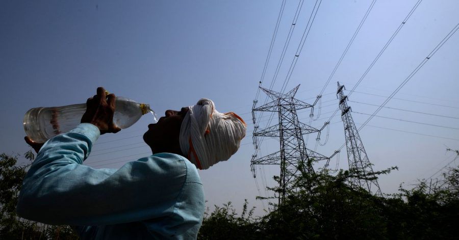 Ein Arbeiter in Neu-Delhi löscht während der historischen Hitzewelle in Indien seinen Durst.
