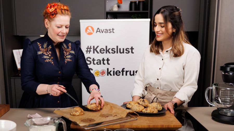 Enie van de Meiklokjes (li.) und Kiki Aweimer alias Kikis Kitchen beim gemeinsamen Backen. (spot)
