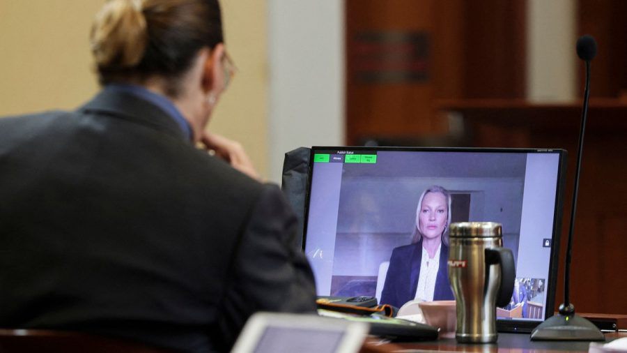 Johnny Depp verfolgt während des Prozesses die Aussage von Kate Moss. (wue/spot)