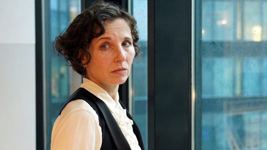 Meret Becker schlüpft im "Tatort: Das Mädchen, das allein nach Haus' geht" zum letzten Mal in ihre Rolle der Nina Rubin. (amw/spot)