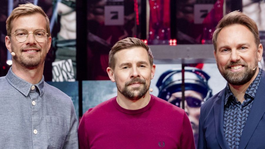 Joko Winterscheidt, Klaas Heufer-Umlauf und Moderator Steven Gätjen (v.l.n.r.). (jom/spot)