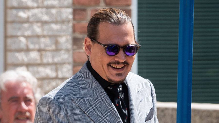Johnny Depp brach wiederholt im Gerichtssaal in Gelächter aus. (stk/spot)