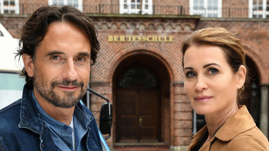 Oliver Mommsen und Anja Kling sind in "Schule am Meer - Frischer Wind" gemeinsam zu sehen. (amw/spot)