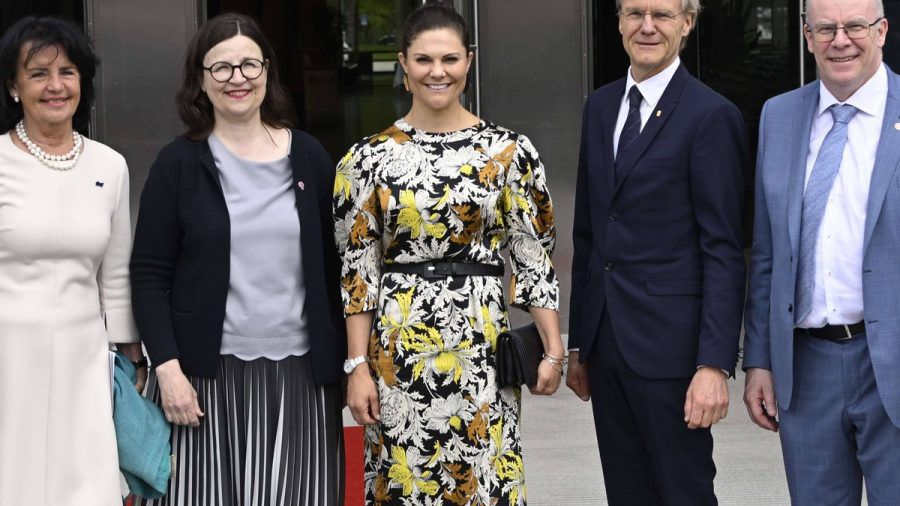 Victoria von Schweden fühlt sich sichtlich wohl in ihrem Blumenkleid. (eee/spot)