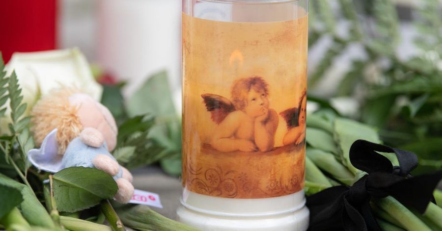 Blumen und Kerzen erinnern an den gewaltsamen zweier Kinder in Haunau.