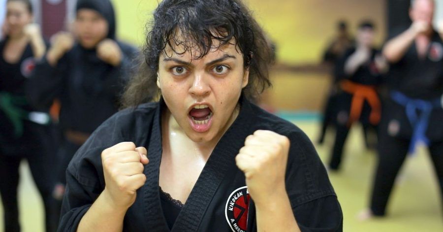 Nico (Sara Fazilat) macht Karate.
