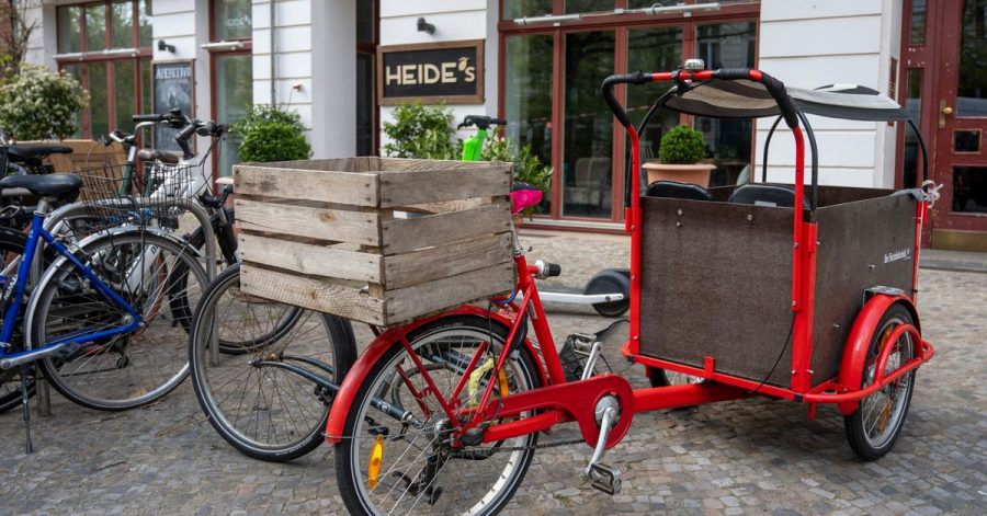 Ein Lastenfahrrad vor einem Café in Berlin Prenzlauer Berg.
