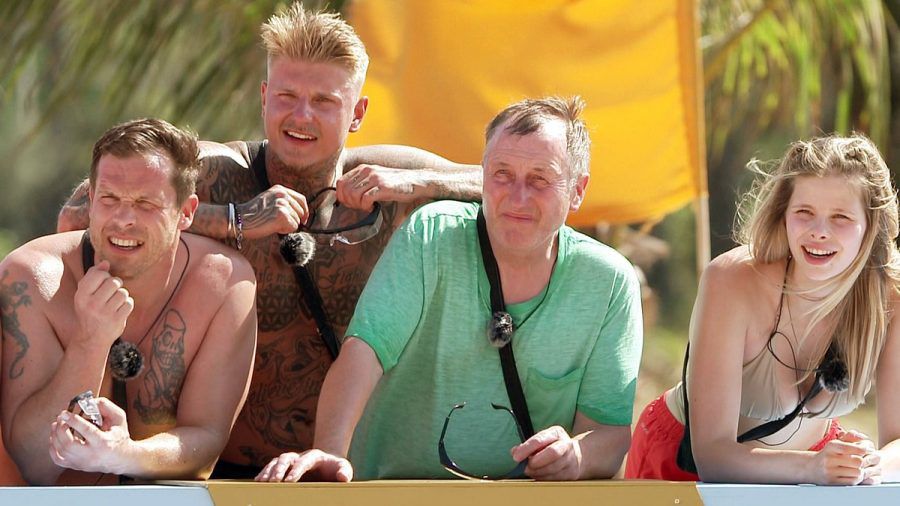 Noch ahnen Schäfer Heinrich (r.) und seine Schäfchen nichts. (smi/spot)