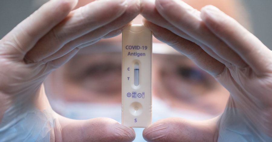 Negativer Corona-Schnelltest. Wer glaubt, bisher verschont geblieben zu sein, könnte die Infektion doch schon hinter sich haben. Oder von bestimmten vorübergehenden Effekten, noch unbekannten genetischen Faktoren und Zufällen profitiert haben.