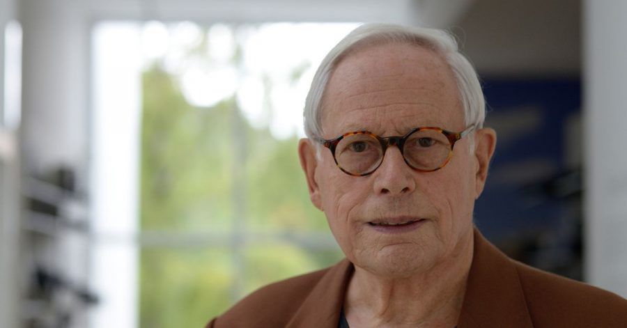 Der Designer Dieter Rams steht im November 2019 in einem Raum im Frankfurter Museum Angewandte Kunst, in der von ihm entworfene Produkte gezeigt werden. Jetzt wird er 90.