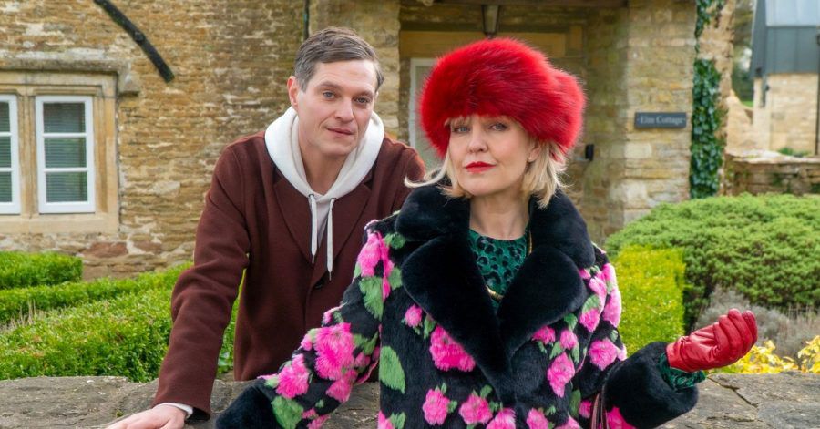 Die Weihnachtsfeiertage rücken näher und ein neuer Fall beschäftigt die Privatdetektivin Agatha Raisin (Ashley Jensen) und ihren Assistenten Roy Silver (Mathew Horne).