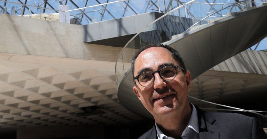 Jean-Luc Martinez, damaliger Direktor des berühmten Pariser Kunstmuseums Louvre, steht während eines Besuchs im Louvre-Museum.