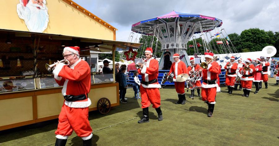 Eine holländische Musikkapelle in Weihnachtsmann-Kostümen spielt auf dem Weihnachtsmarkt in Solingen.