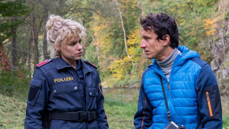 "Vier": Ulli (Julia Franz Richter) und Matthias (Laurence Rupp) unterhalten sich bei einem Spaziergang. (cg/spot)