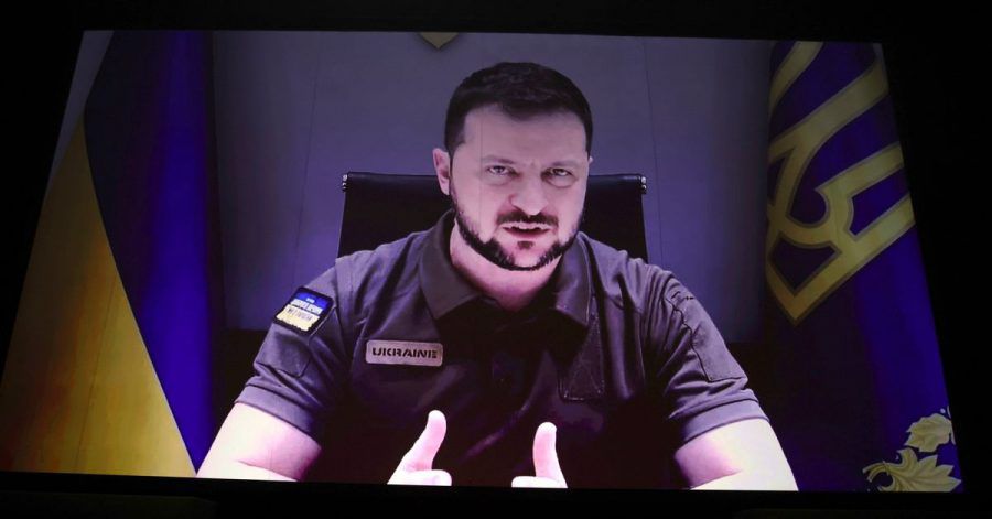 Der ukrainische Präsident Wolodymyr Selenskyj ist per Video zugeschaltet.