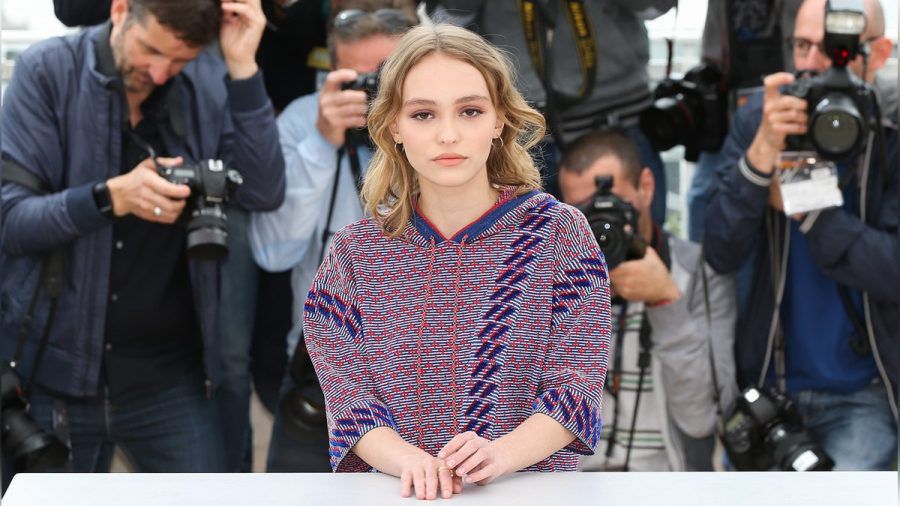 Lily-Rose Depp hat eigentlich nichts mit dem Prozess von ihrem Vater gegen Amber Heard zu tun - das sehen die Fans des Schauspielers allerdings anders. (mia/spot)