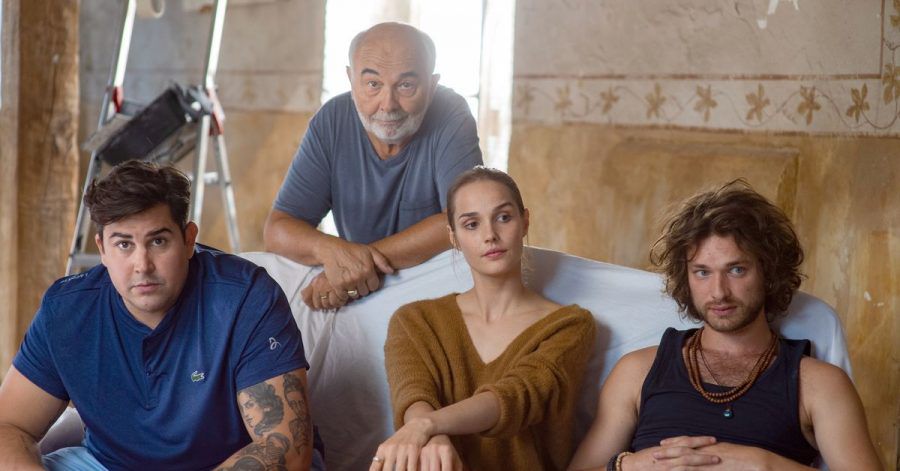 Artus (l-r) als Philippe Bartek, Gerard Jugnot als Francis Bartek, Camille Lou als Stella Bartek und Louka Meliava als Alexandre Bartek in einer Szene des Films "Meine schrecklich verwöhnte Familie".